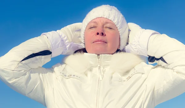 De vrouw van gemiddelde jaar in een witte gebreide dop — Stockfoto