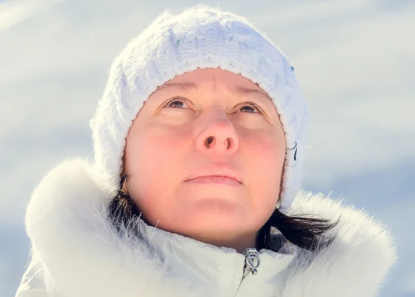 The woman of average years in a white knitted cap — Stock Photo, Image