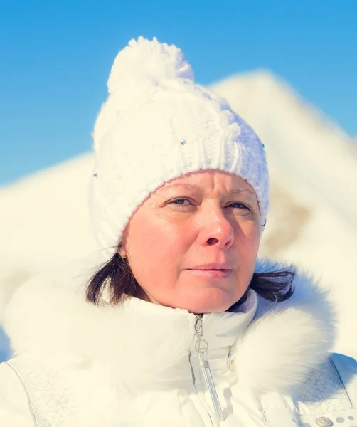 Žena průměrného let v bílé pletené čepice — Stock fotografie