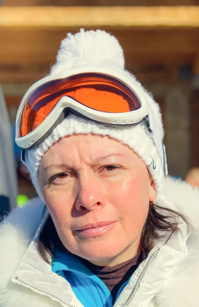 Mujer de mediana edad en una chaqueta blanca gafas de esquí — Foto de Stock