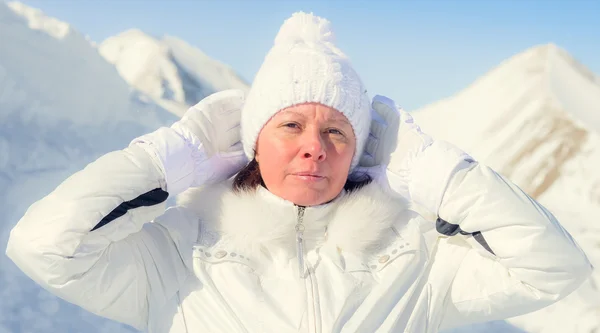 De vrouw van gemiddelde jaar in een witte gebreide dop — Stockfoto