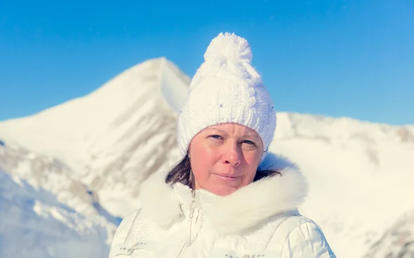 La femme d'années moyennes en bonnet tricoté blanc — Photo