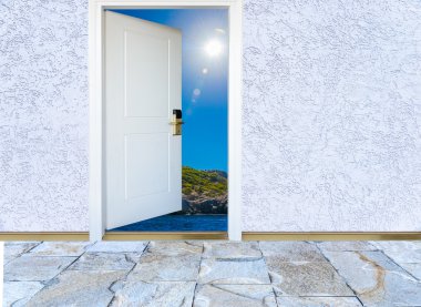 Açık kapı yeşil çayır parlak güneş tarafından aydınlatılmış Manzaralı