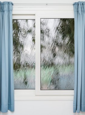 kapalı pencere ile yağmurlu sonbahar Hava Perdeleri