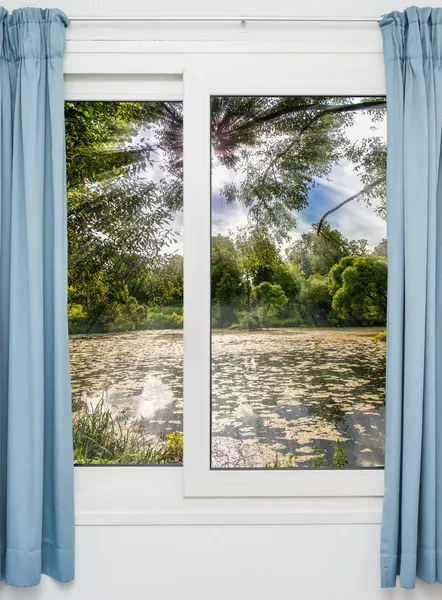 Vue de la fenêtre sur la porte tôt le matin — Photo