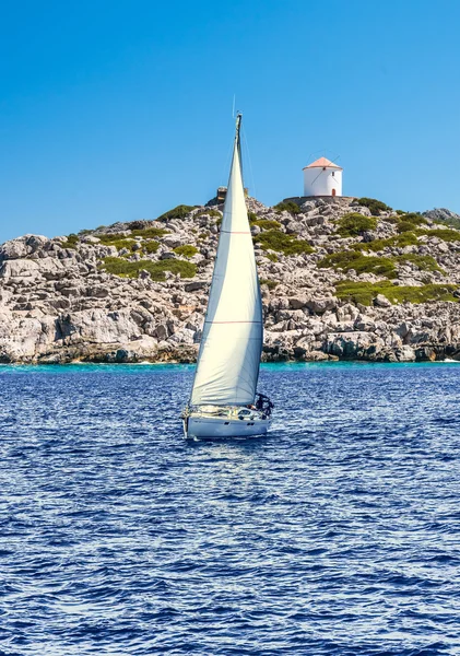 Boot met een zeil — Stockfoto