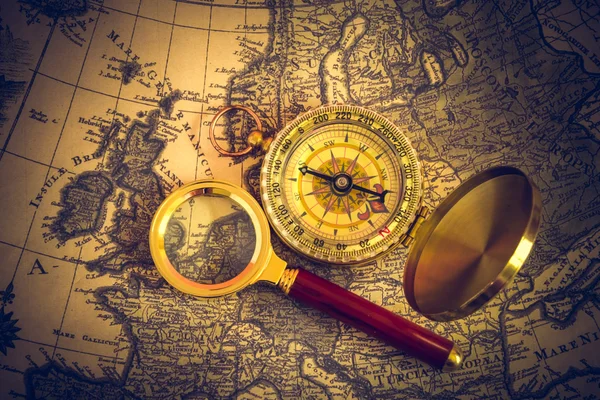 Kompas en vergrootglas — Stockfoto