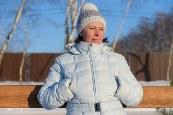 La femme d'années moyennes en bonnet tricoté blanc — Photo