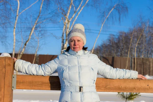 La femme d'années moyennes en bonnet tricoté blanc — Photo