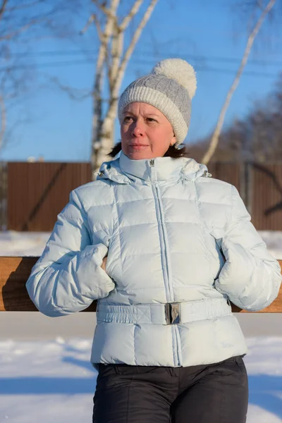 Die Frau mittleren Alters mit der weißen Strickmütze — Stockfoto