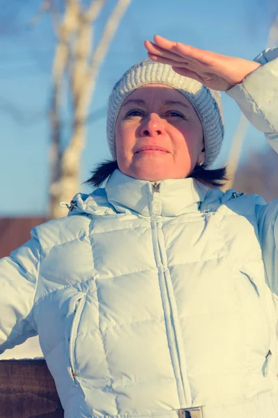 De vrouw van gemiddelde jaar in een witte gebreide dop — Stockfoto