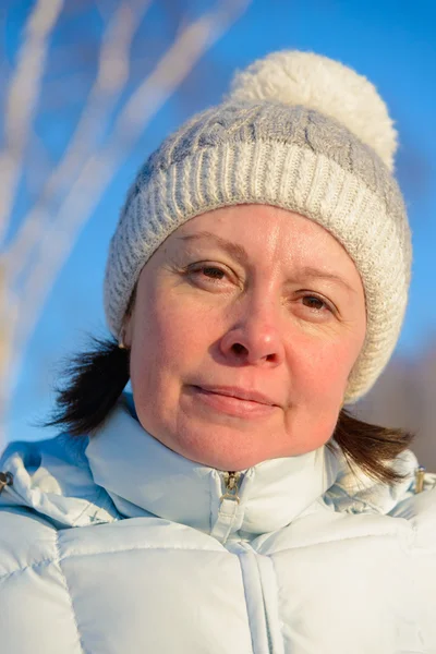 Žena průměrného let v bílé pletené čepice — Stock fotografie
