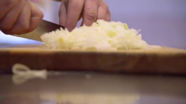 sebzeleri bıçak kesiyor