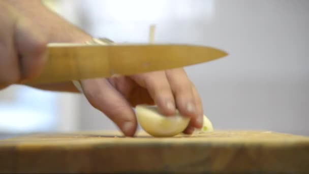 Knife cuts vegetables — Stock Video