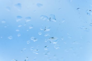 Cama yağmur yağıyor.