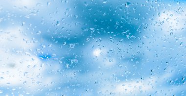 Cama yağmur yağıyor.