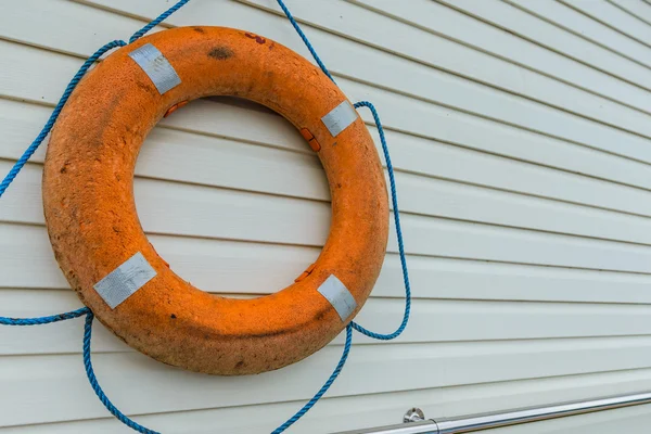 Bóia da vida com corda pendurada ao redor da piscina — Fotografia de Stock