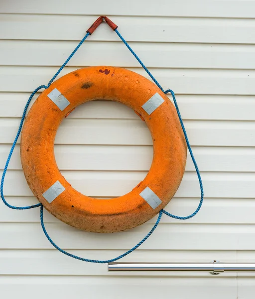 Bóia da vida com corda pendurada ao redor da piscina — Fotografia de Stock
