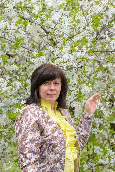 Портрет брюнетки с вишневым садом — стоковое фото