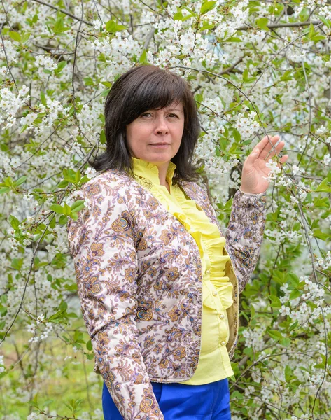 Porträt von brünetten Kirschgarten — Stockfoto