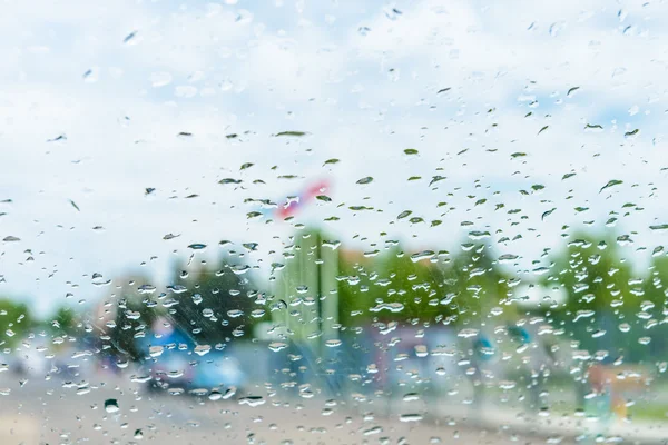 ガラスの上に雨が — ストック写真