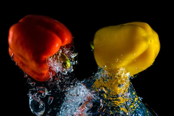 Pimienta sumergirse en agua — Foto de Stock