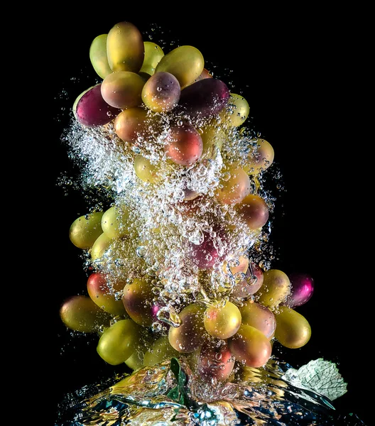 Uvas abstractas en agua — Foto de Stock