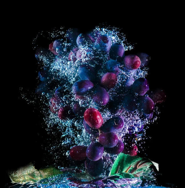 Абстрактные виноград в воде — стоковое фото