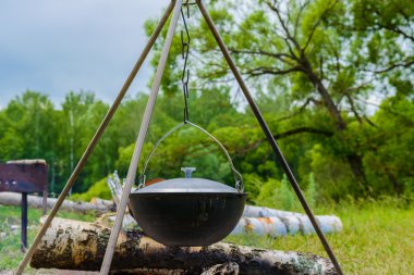 bir tripod üzerinde su ısıtıcısı