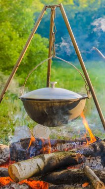 bir tripod üzerinde su ısıtıcısı