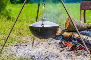 bir tripod üzerinde su ısıtıcısı