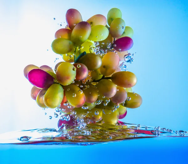 As uvas caem na água — Fotografia de Stock