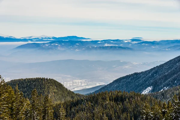 Paesaggio di montagna in inverno soleggiato giornata gelida con sk blu chiaro — Foto Stock