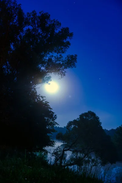 Rivier in de nacht met mist — Stockfoto