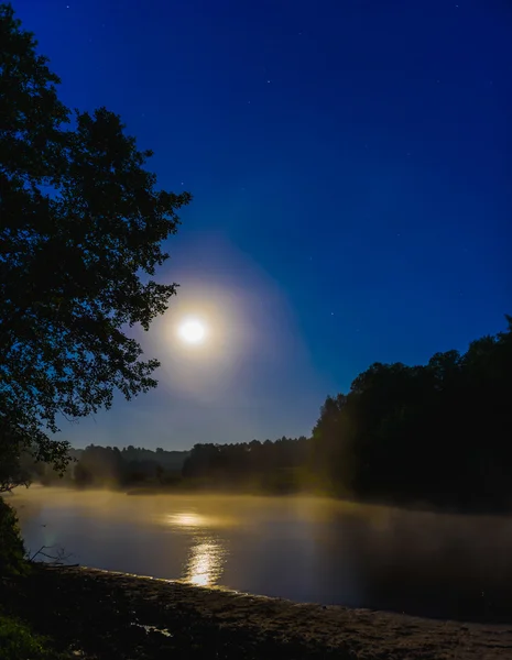 안개와 밤에 강 — 스톡 사진