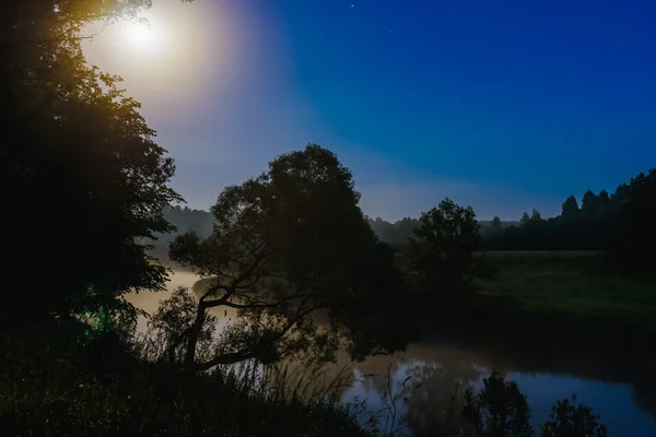 Fiume di notte con nebbia — Foto Stock