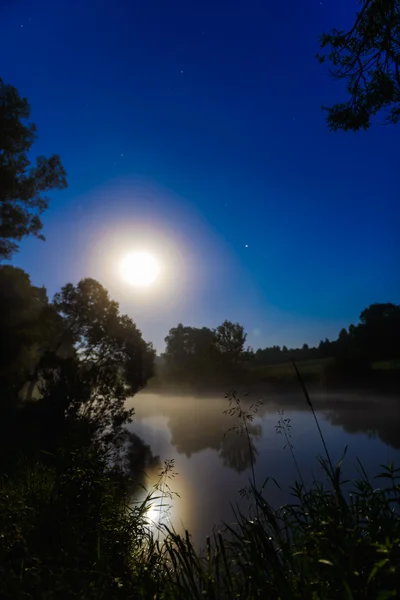 Sis ile gece Nehri — Stok fotoğraf