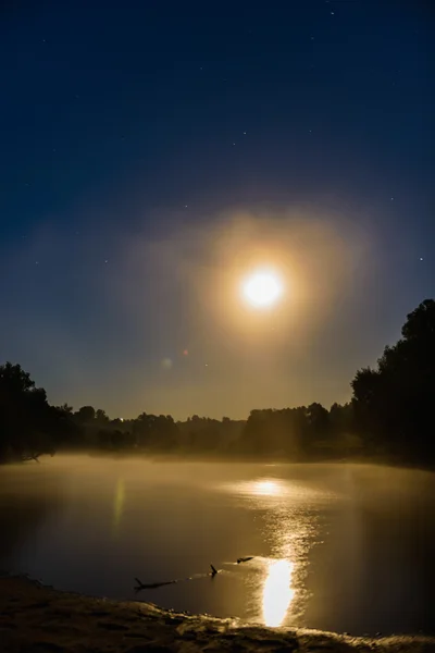 Fiume di notte con nebbia — Foto Stock