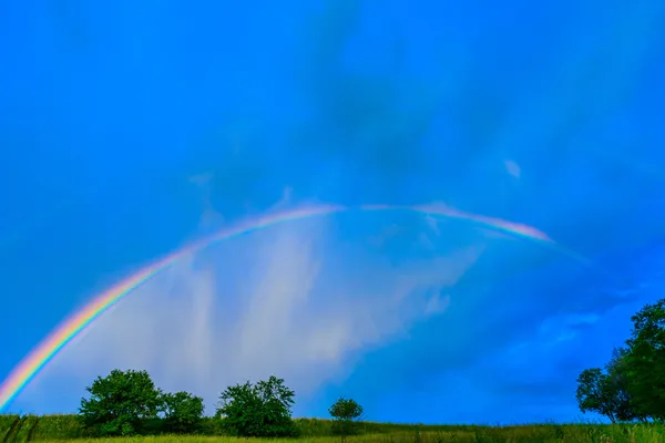 Arco iris en un cielo azul después de la lluvia — Foto de Stock