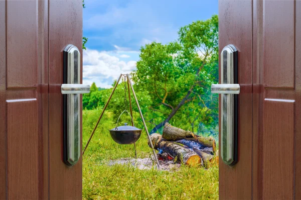 Öppna dörren vattenkokare på ett stativ — Stockfoto