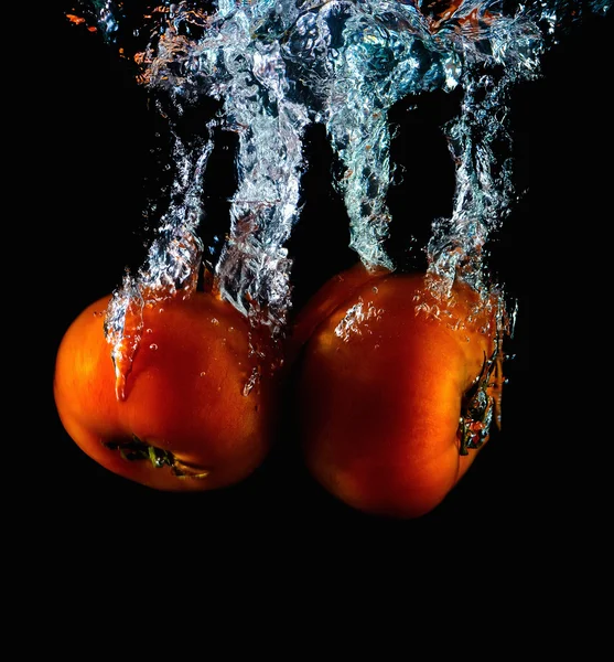 Tomate cayendo en agua abstracta — Foto de Stock