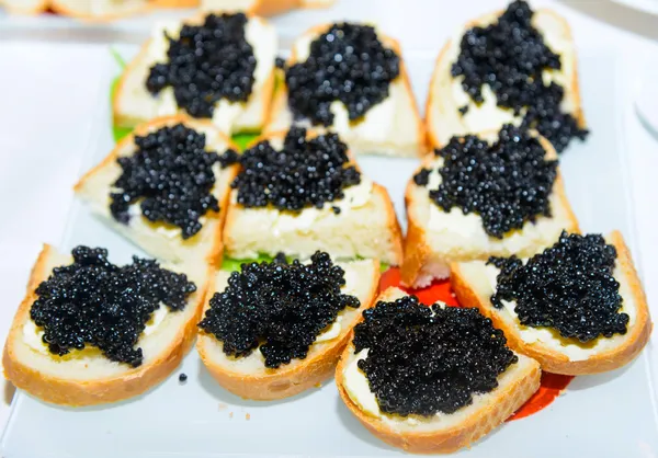 Sanduíche com manteiga e caviar — Fotografia de Stock