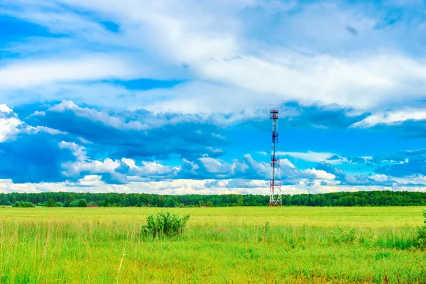 Pradera paisaje y cielo — Foto de Stock