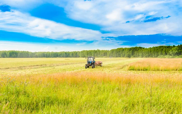 Tractor con heno — Foto de Stock