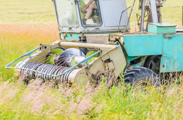 Tractor con heno — Foto de Stock