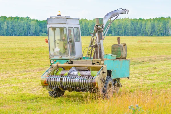 Trekker met hooi — Stockfoto