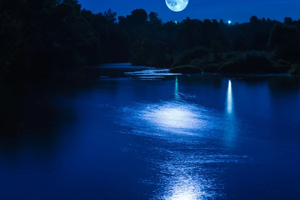 Sis ile gece Nehri — Stok fotoğraf