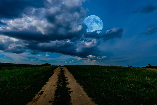 Sis ile gece Nehri — Stok fotoğraf