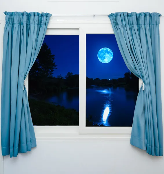 Ventana vista de la luna llena —  Fotos de Stock