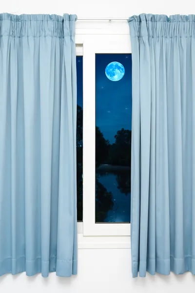 Fönster utsikt över fullmånen — Stockfoto